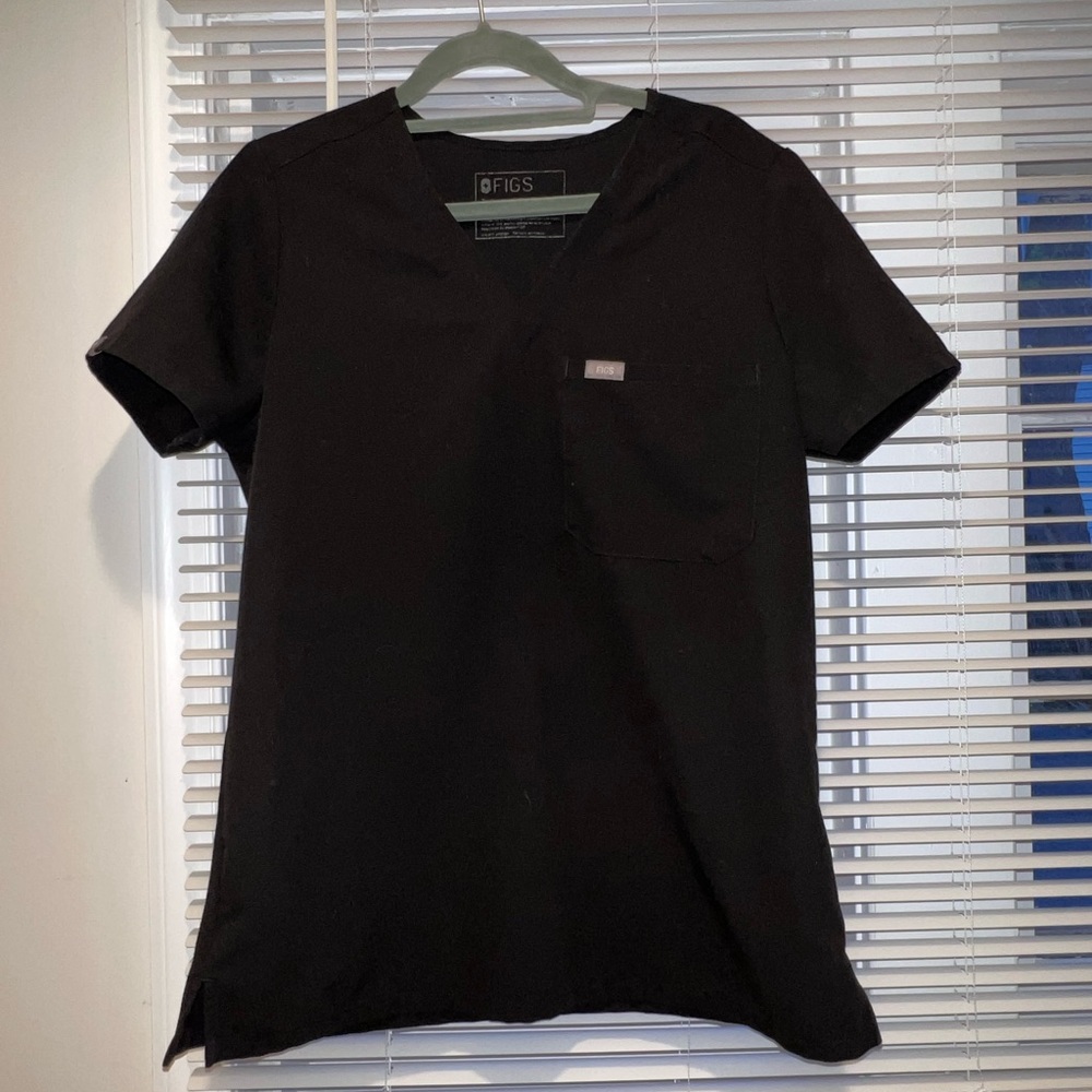 Figs Women’s Black Scrub Top with Pocket